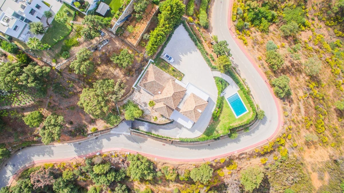 4 bedroom Villa for sale in Marbella with pool garage - € 2,195,000 (Ref: 9186035)