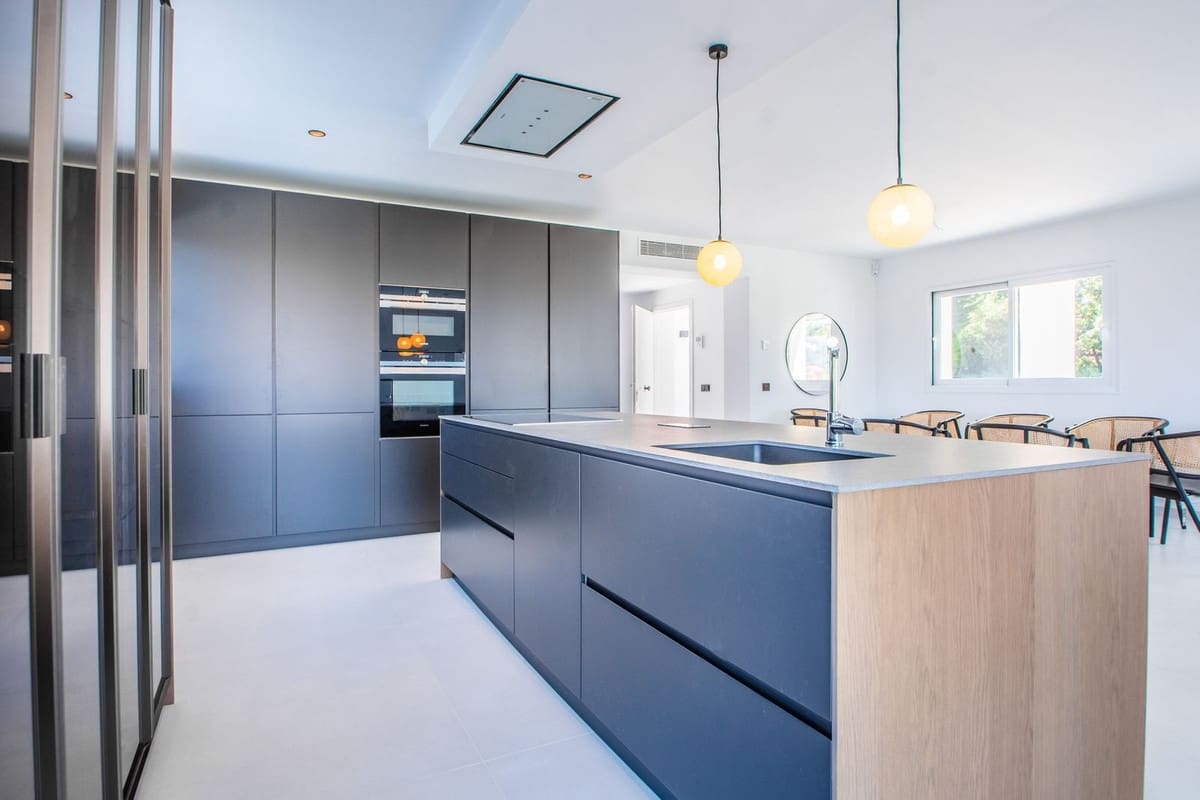 4 sypialnia Willa na sprzedaż w Marbella z basenem garażem - 2 195 000 € (Ref: 9186035)