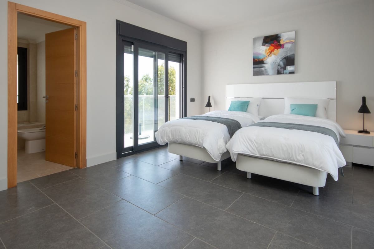 4 chambre Villa/Maison à vendre à La Duquesa / Puerto de la Duquesa avec piscine garage - 1 200 000 € (Ref: 9186490)