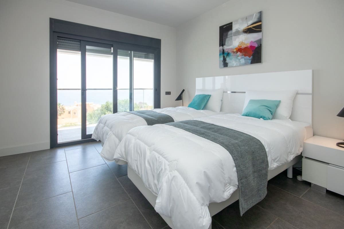 4 chambre Villa/Maison à vendre à La Duquesa / Puerto de la Duquesa avec piscine garage - 1 200 000 € (Ref: 9186490)