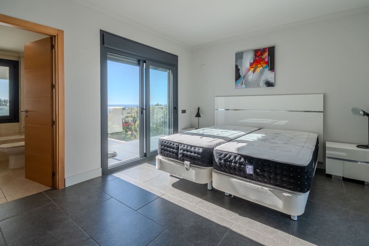 4 chambre Villa/Maison à vendre à La Duquesa / Puerto de la Duquesa avec piscine garage - 1 200 000 € (Ref: 9186490)