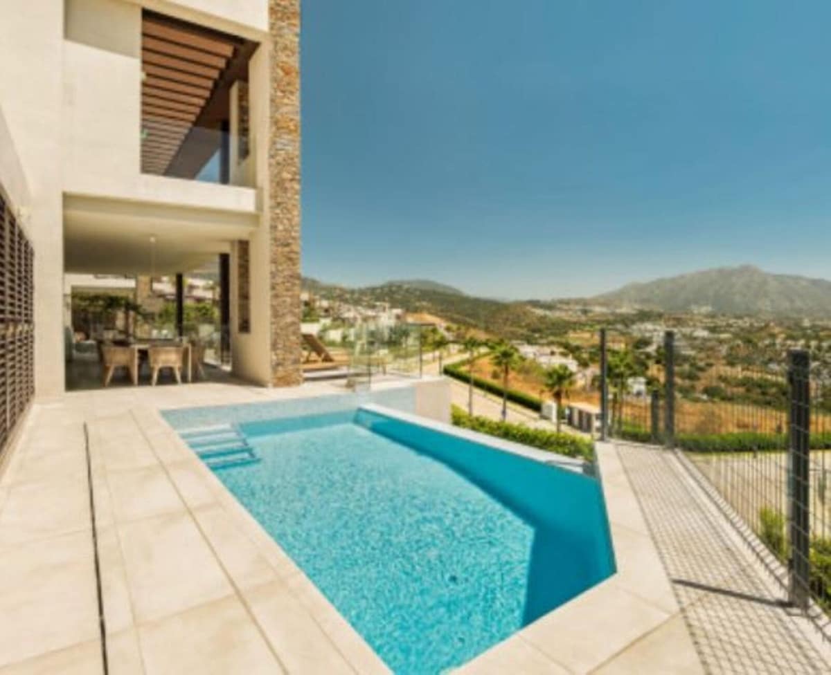 4 soveværelse Semi-Rækkehus til salg i Benahavis med swimmingpool garage - € 1.890.000 (Ref: 9187677)