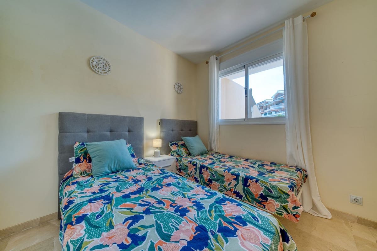 4 sovrum Hus till salu i La Duquesa / Puerto de la Duquesa med pool garage - 410 000 € (Ref: 9203213)