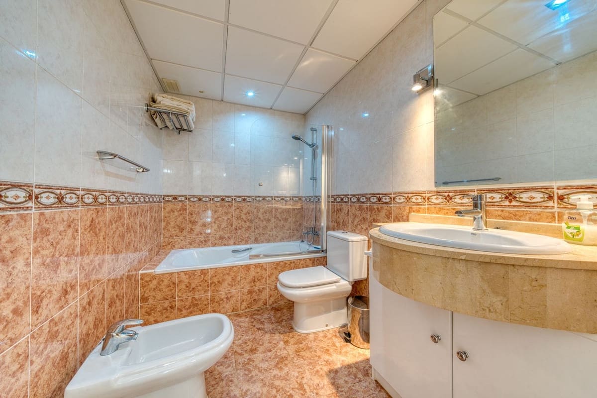 4 sovrum Hus till salu i La Duquesa / Puerto de la Duquesa med pool garage - 410 000 € (Ref: 9203213)