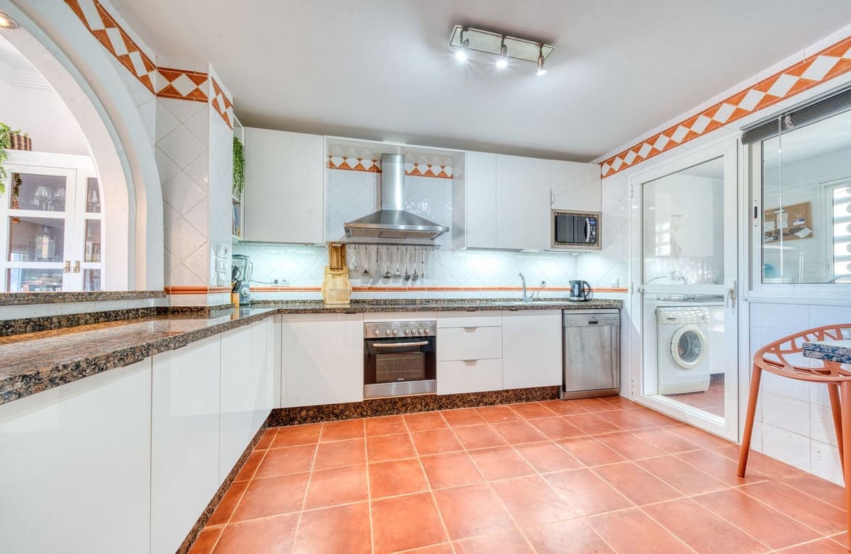 4 sovrum Hus till salu i La Duquesa / Puerto de la Duquesa med pool garage - 410 000 € (Ref: 9203213)