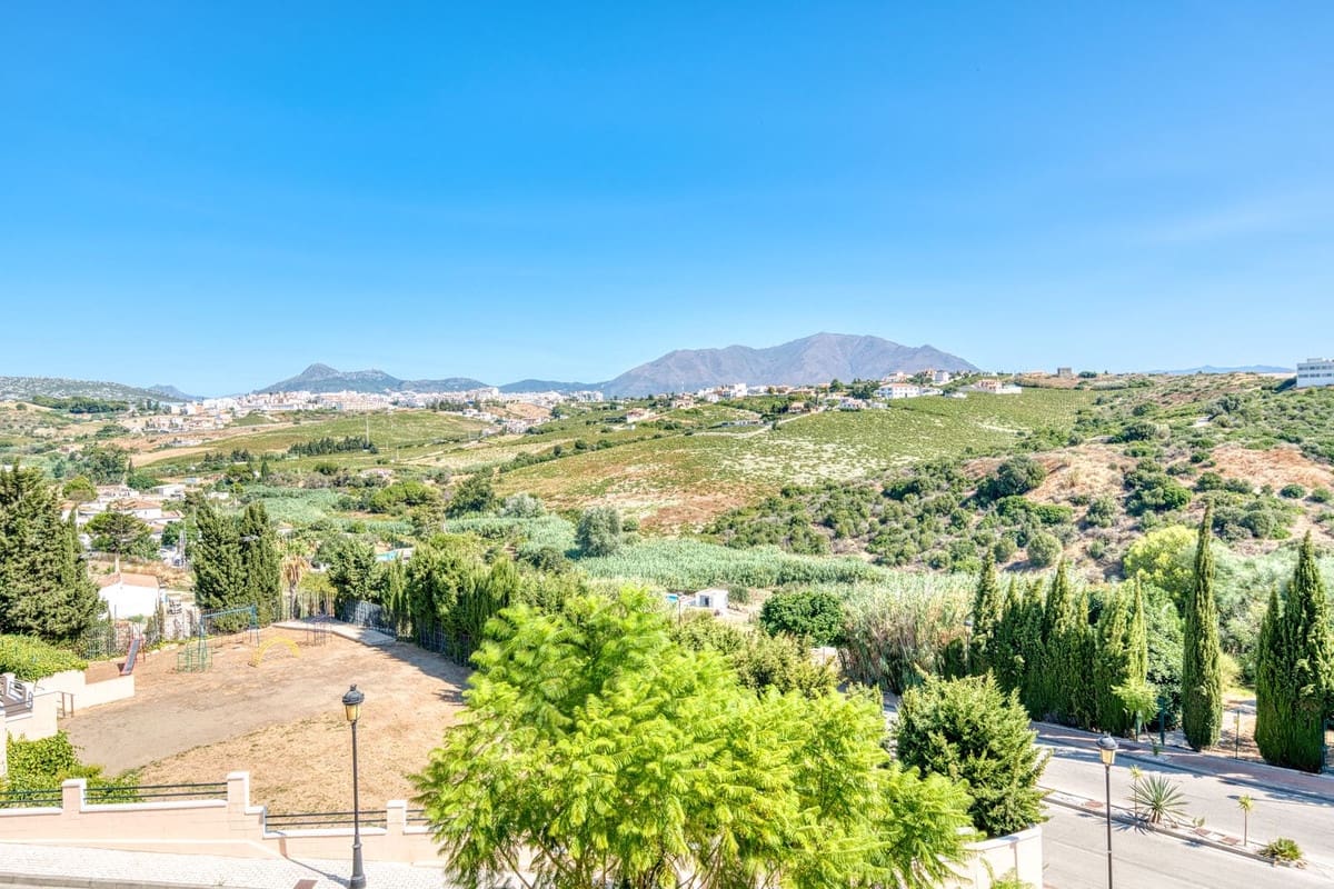 4 sovrum Hus till salu i La Duquesa / Puerto de la Duquesa med pool garage - 410 000 € (Ref: 9203213)