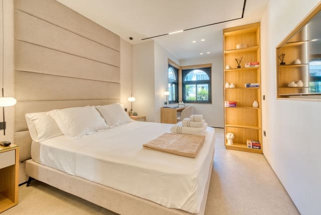 2 bedroom Apartment for sale in Puerto Banus, Marbella with pool garage - € 749,000 (Ref: 9203458)