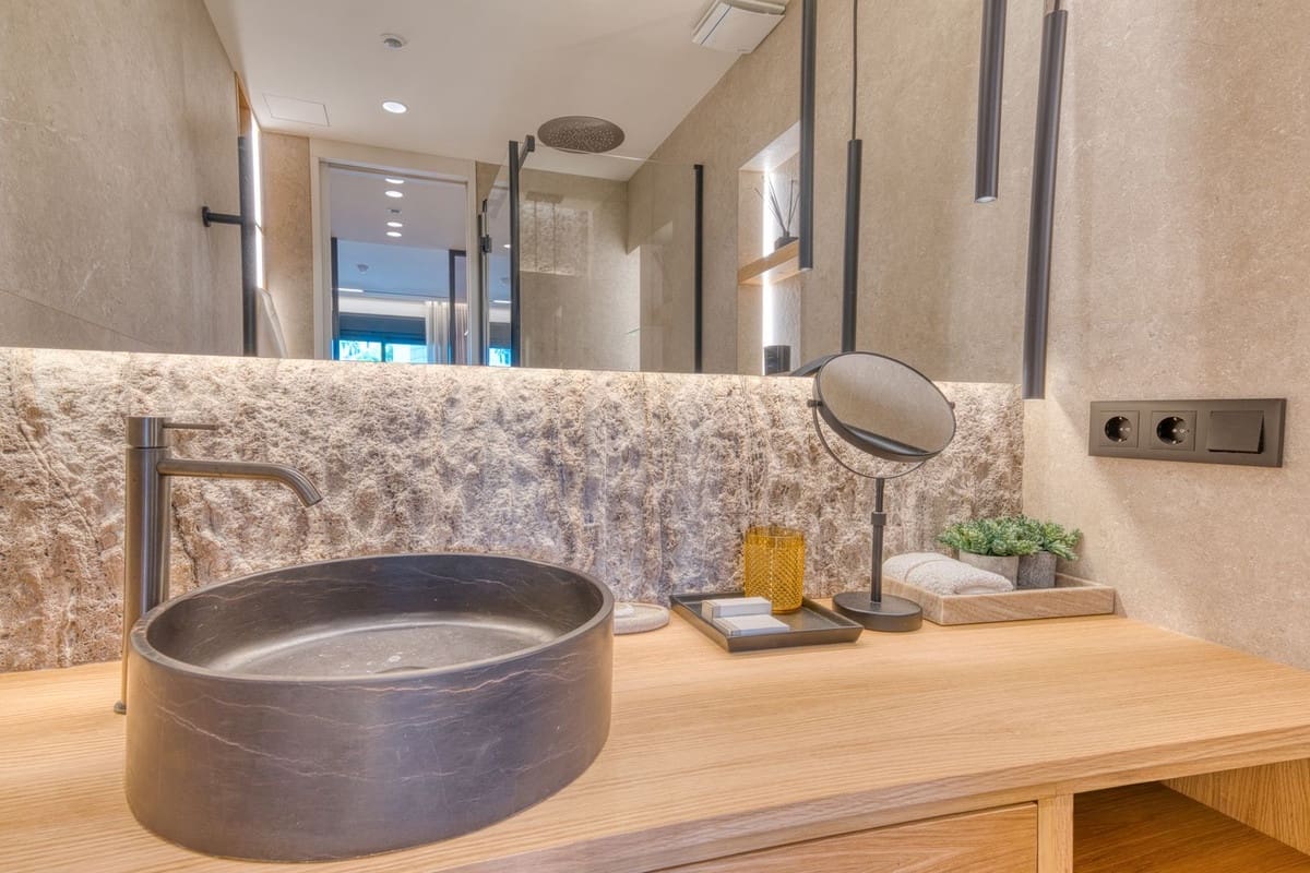 2 bedroom Apartment for sale in Puerto Banus with pool garage - € 749,000 (Ref: 9203458)