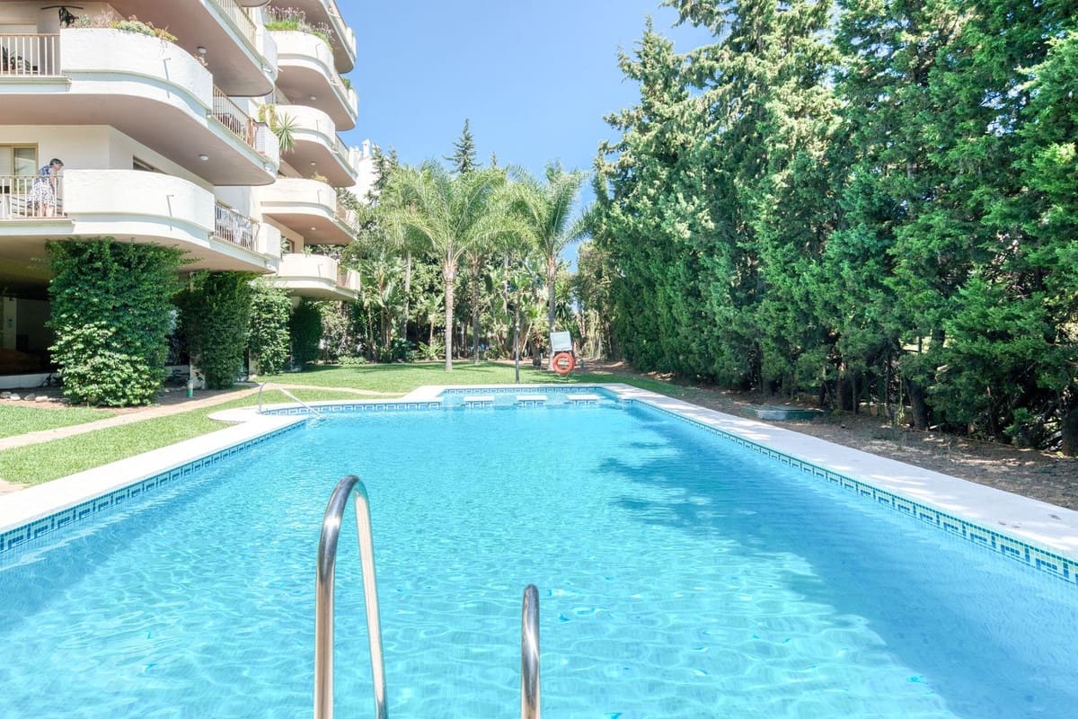 2 bedroom Apartment for sale in Puerto Banus with pool garage - € 749,000 (Ref: 9203458)