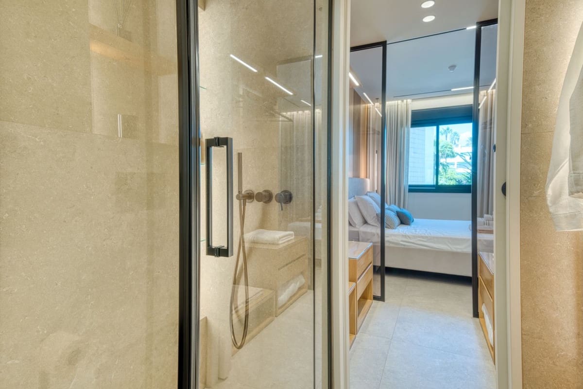 2 bedroom Apartment for sale in Puerto Banus with pool garage - € 749,000 (Ref: 9203458)