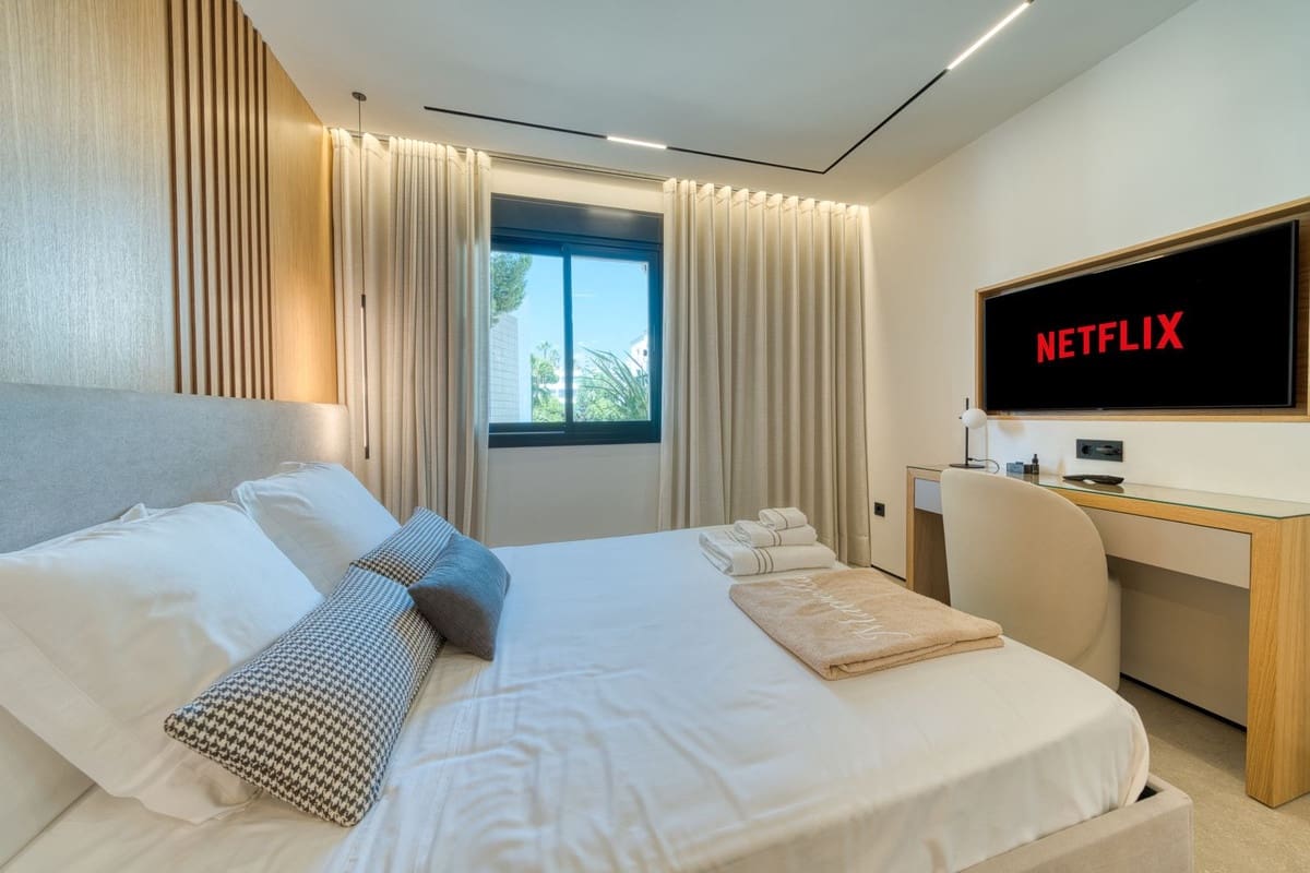 2 bedroom Apartment for sale in Puerto Banus with pool garage - € 749,000 (Ref: 9203458)