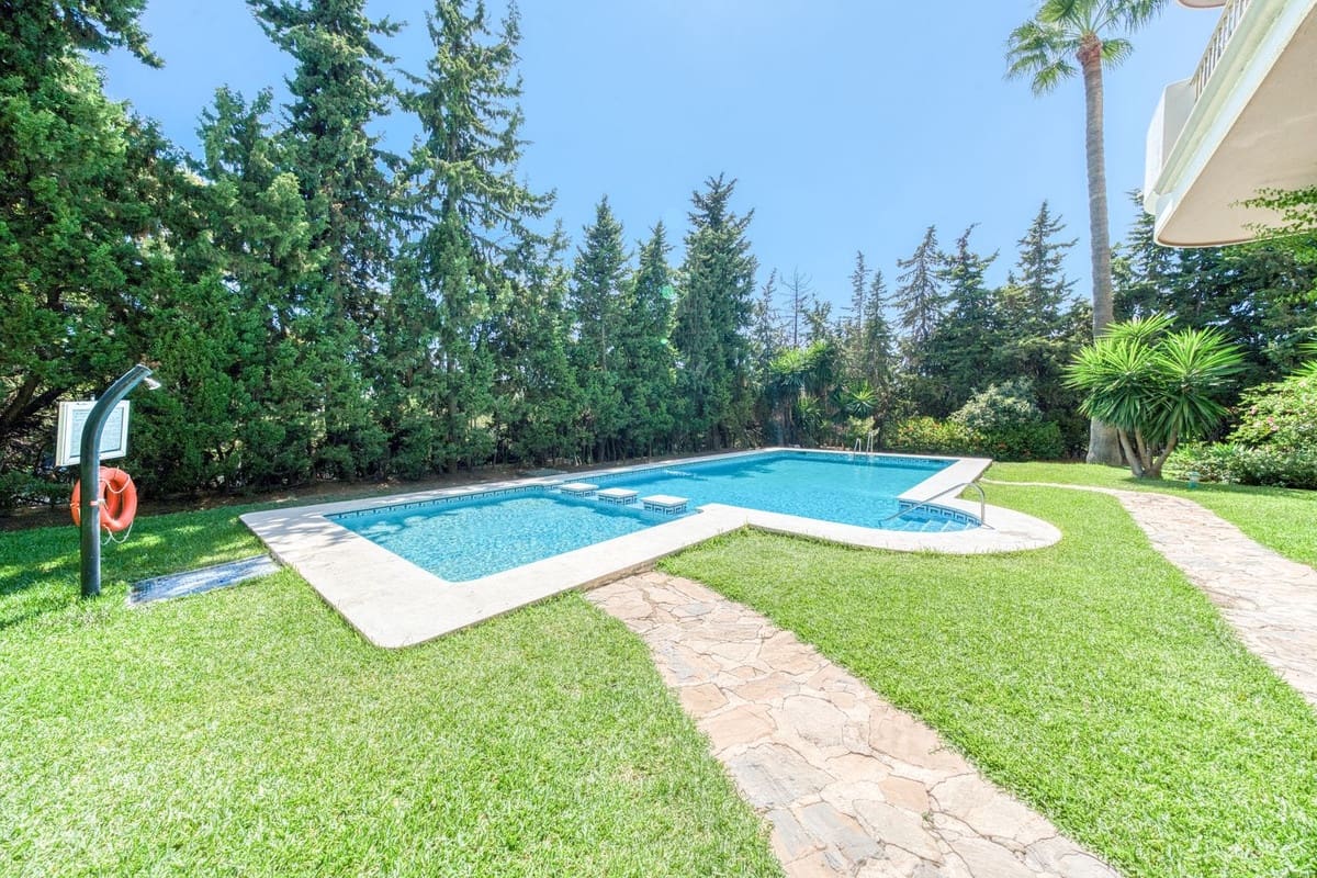 2 bedroom Apartment for sale in Puerto Banus with pool garage - € 749,000 (Ref: 9203458)