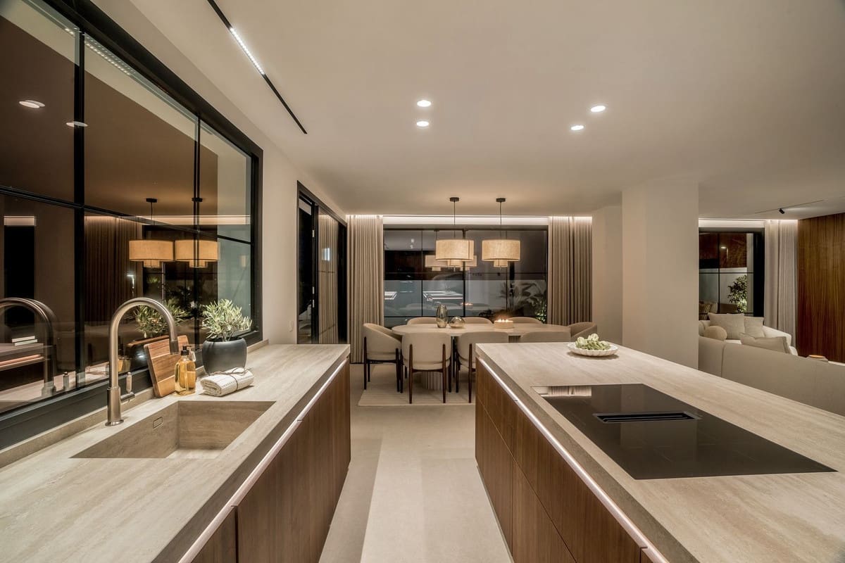 5 sypialnia Dom blizniak na sprzedaż w Nueva Andalucia z basenem garażem - 2 595 000 € (Ref: 9205674)