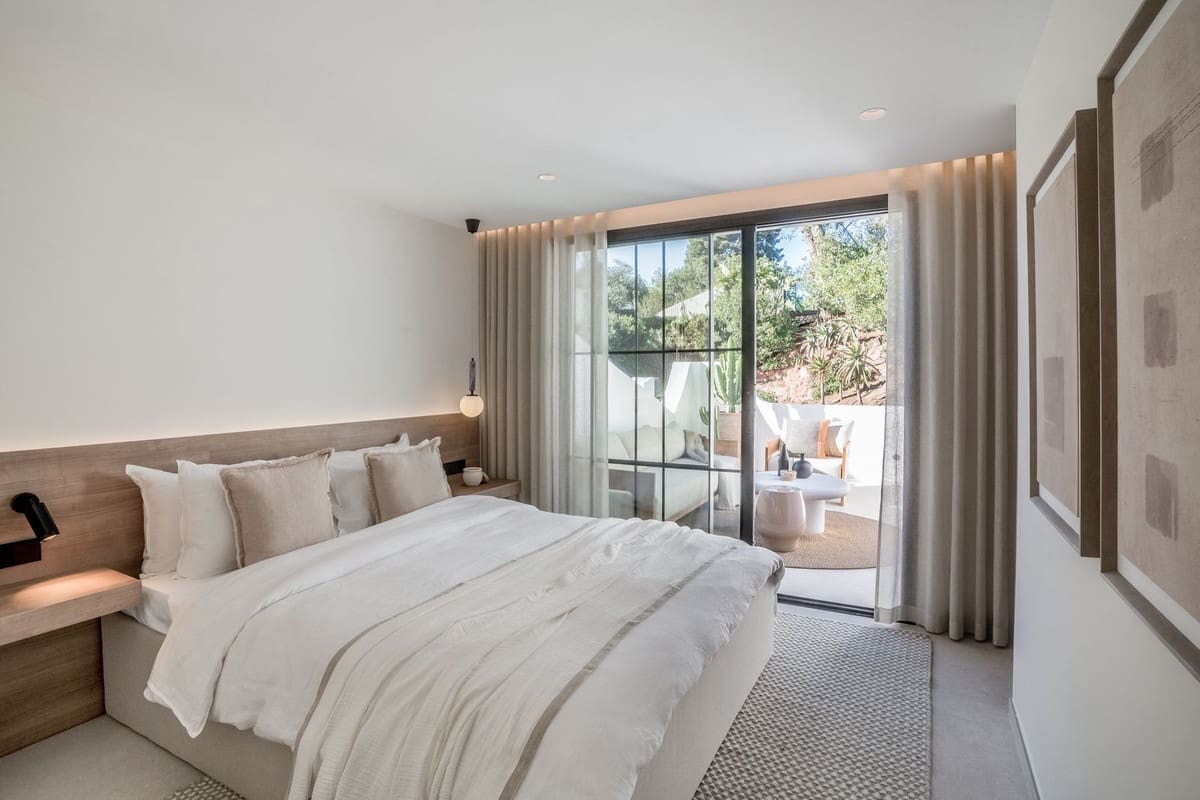 5 sypialnia Dom blizniak na sprzedaż w Nueva Andalucia z basenem garażem - 2 595 000 € (Ref: 9205674)