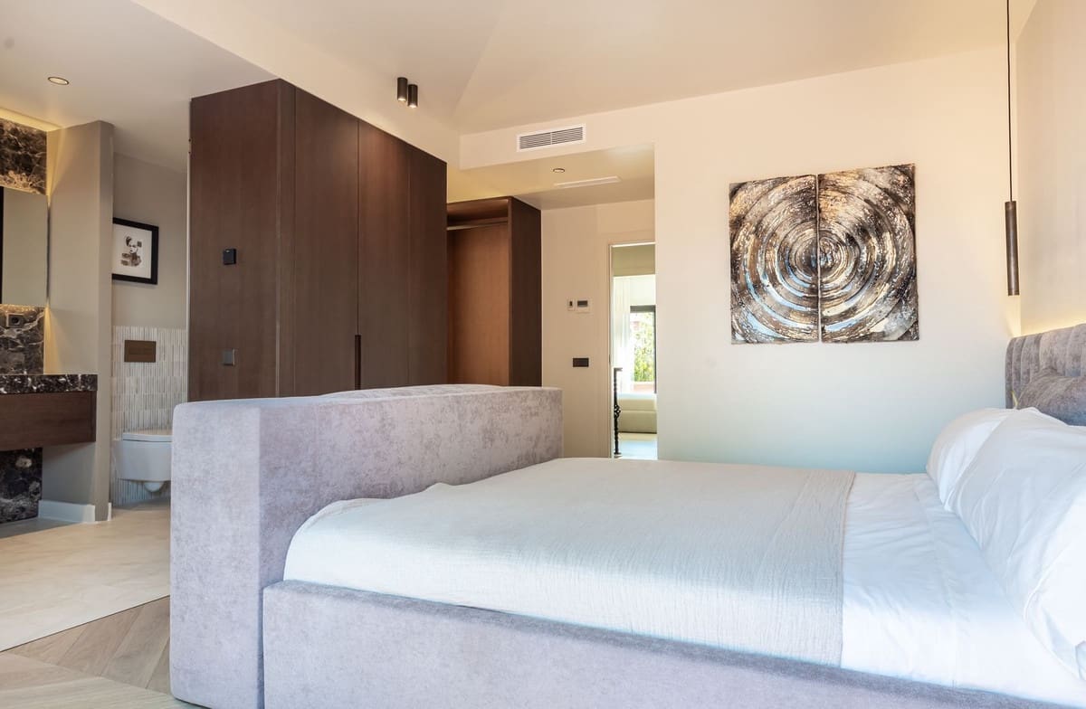 4 bedroom Townhouse for sale in Marbella with pool garage - € 1,995,000 (Ref: 9210401)