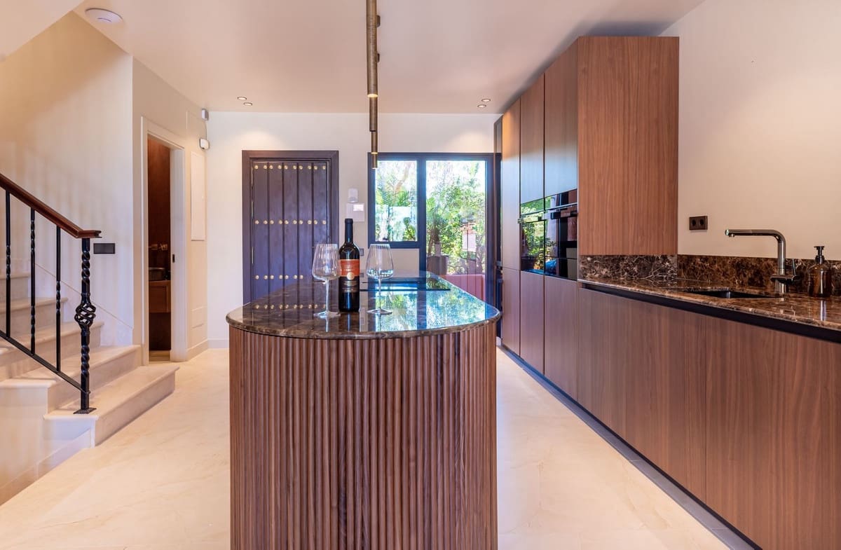 4 soveværelse Byhus til salg i Marbella med swimmingpool garage - € 1.995.000 (Ref: 9210401)