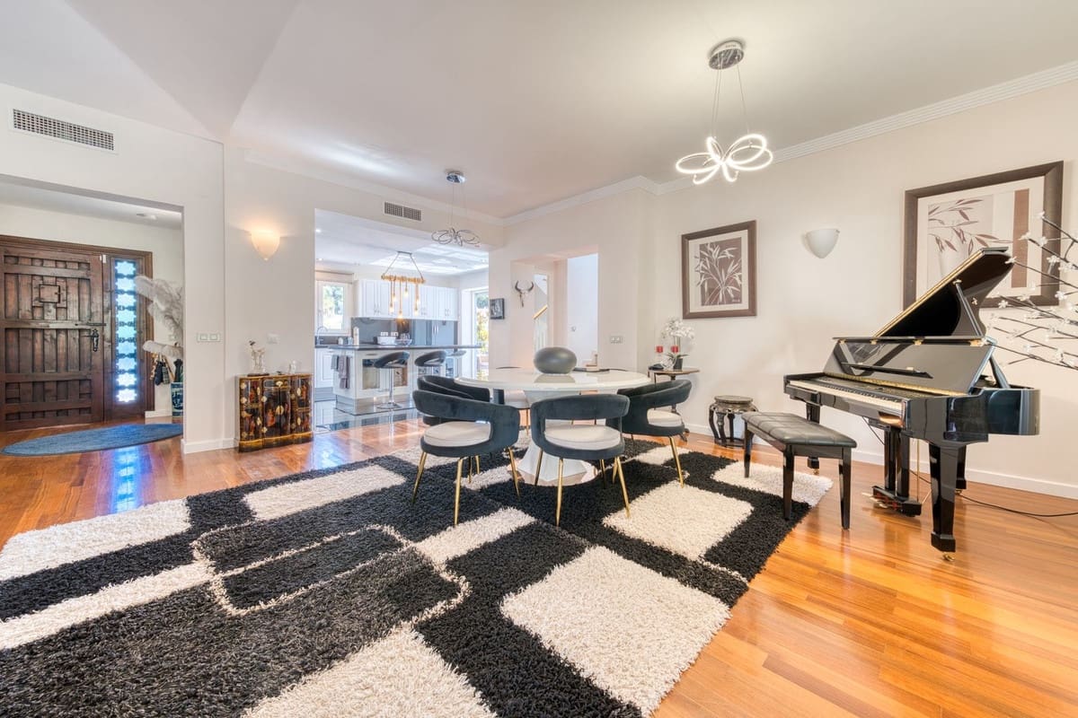 6 sypialnia Willa na sprzedaż w La Sierrezuela z basenem garażem - 1 595 000 € (Ref: 9211474)