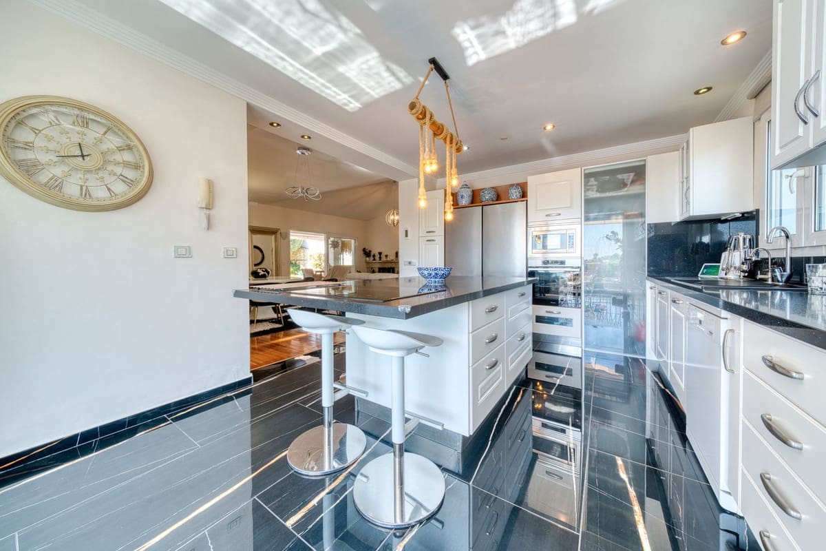 6 slaapkamer Villa te koop in La Sierrezuela met zwembad garage - € 1.495.000 (Ref: 9211474)