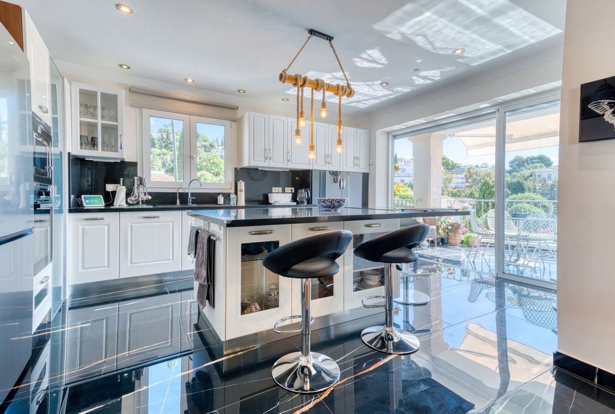 6 slaapkamer Villa te koop in La Sierrezuela met zwembad garage - € 1.495.000 (Ref: 9211474)