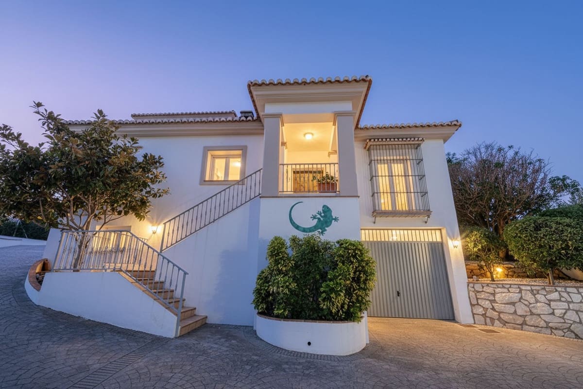 6 bedroom Villa for sale in La Sierrezuela with pool garage - € 1,495,000 (Ref: 9211474)