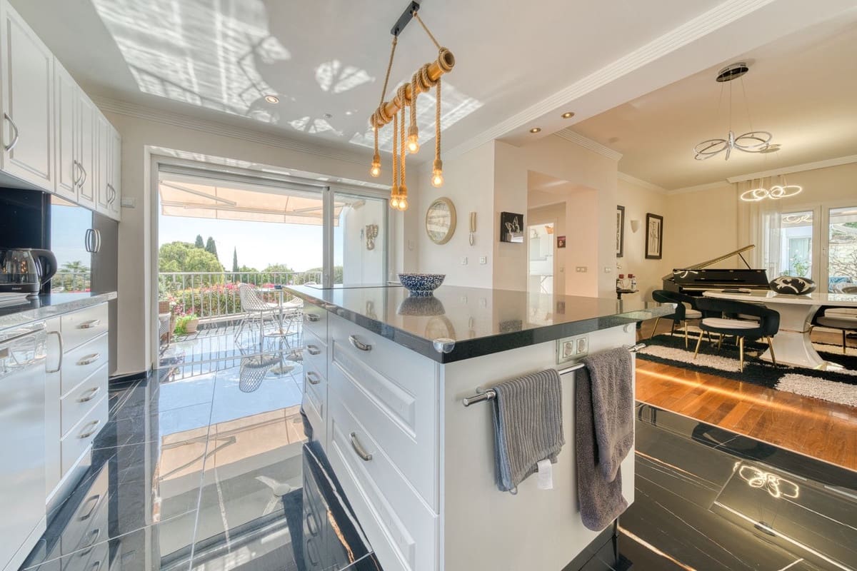 6 bedroom Villa for sale in La Sierrezuela with pool garage - € 1,495,000 (Ref: 9211474)