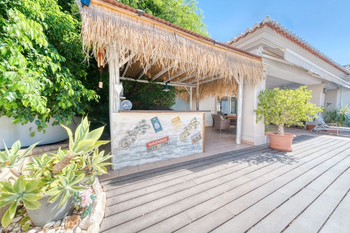 6 bedroom Villa for sale in La Sierrezuela with pool garage - € 1,495,000 (Ref: 9211474)