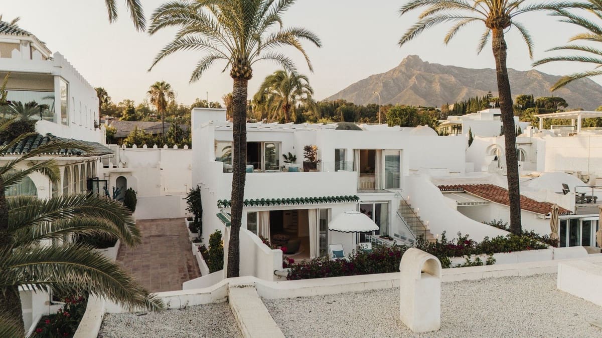 3 soverom Kjedet enebolig til salgs i Golden Mile med svømmebasseng garasje - € 5 995 000 (Ref: 9227326)