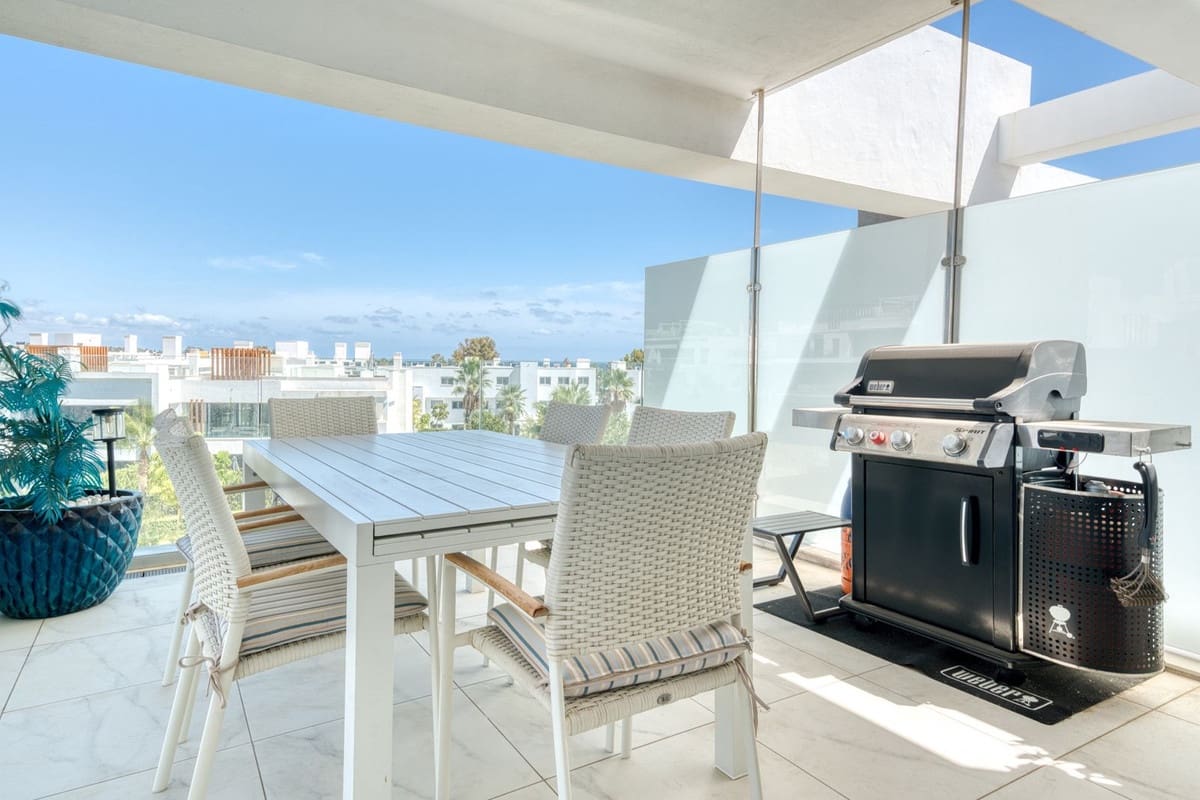 3 soveværelse Penthouse til leje i Estepona med swimmingpool garage - € 3.500 (Ref: 9227614)