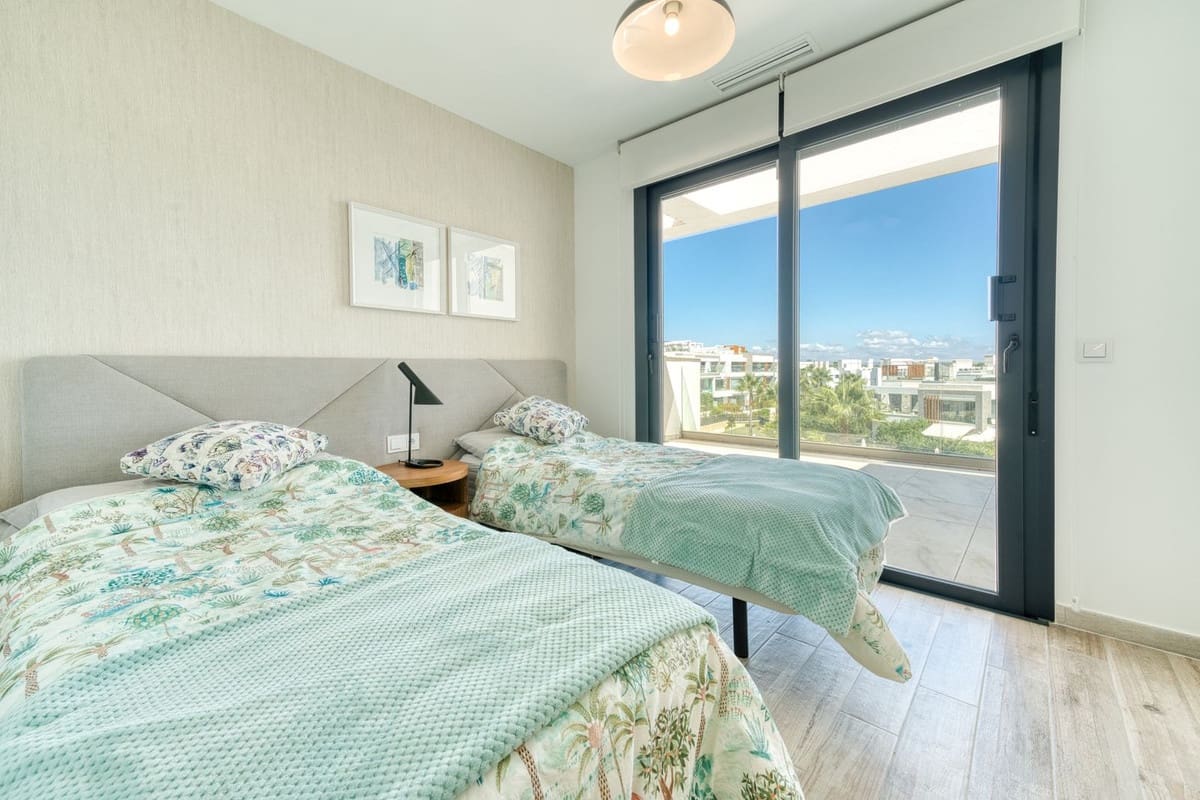 3 soveværelse Penthouse til leje i Estepona med swimmingpool garage - € 3.500 (Ref: 9227614)