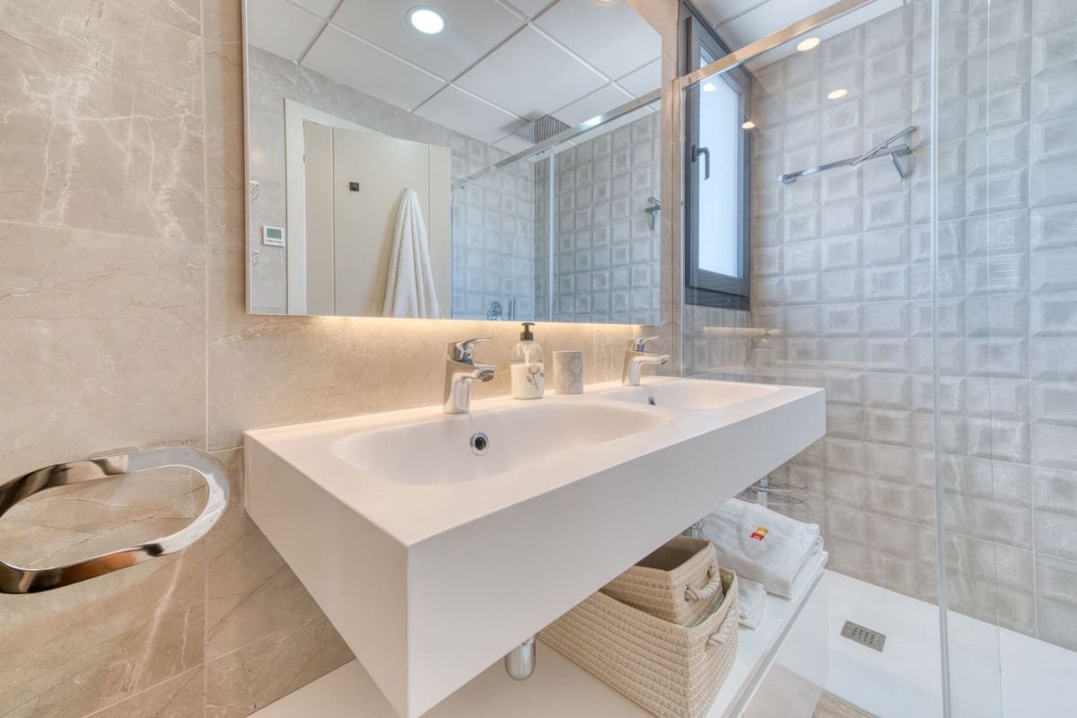 3 soveværelse Penthouse til leje i Estepona med swimmingpool garage - € 3.500 (Ref: 9227614)