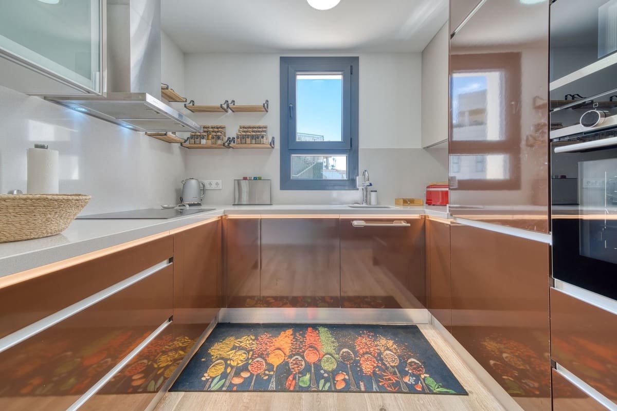 3 soveværelse Penthouse til leje i Estepona med swimmingpool garage - € 3.500 (Ref: 9227614)