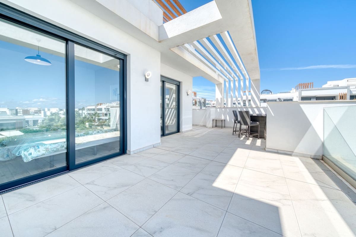 3 soveværelse Penthouse til leje i Estepona med swimmingpool garage - € 3.500 (Ref: 9227614)