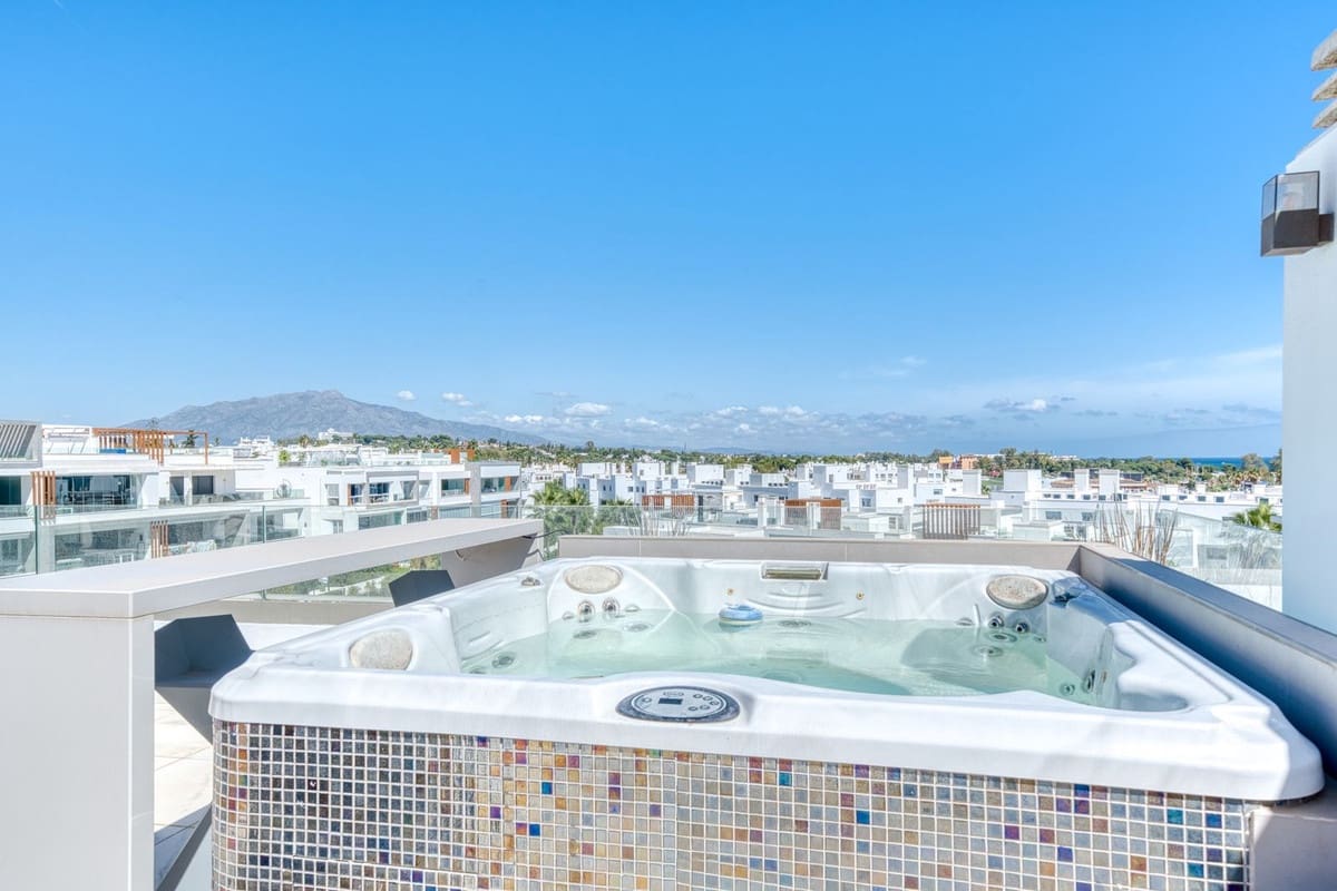 3 soveværelse Penthouse til leje i Estepona med swimmingpool garage - € 3.500 (Ref: 9227614)