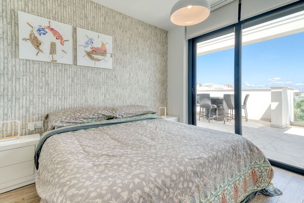 3 soveværelse Penthouse til leje i Estepona med swimmingpool garage - € 3.500 (Ref: 9227614)