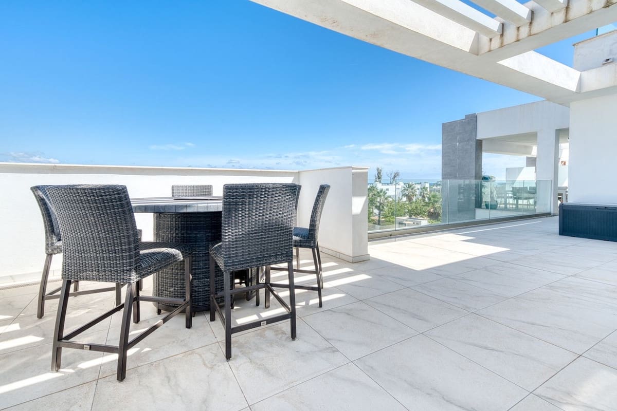 3 soveværelse Penthouse til leje i Estepona med swimmingpool garage - € 3.500 (Ref: 9227614)