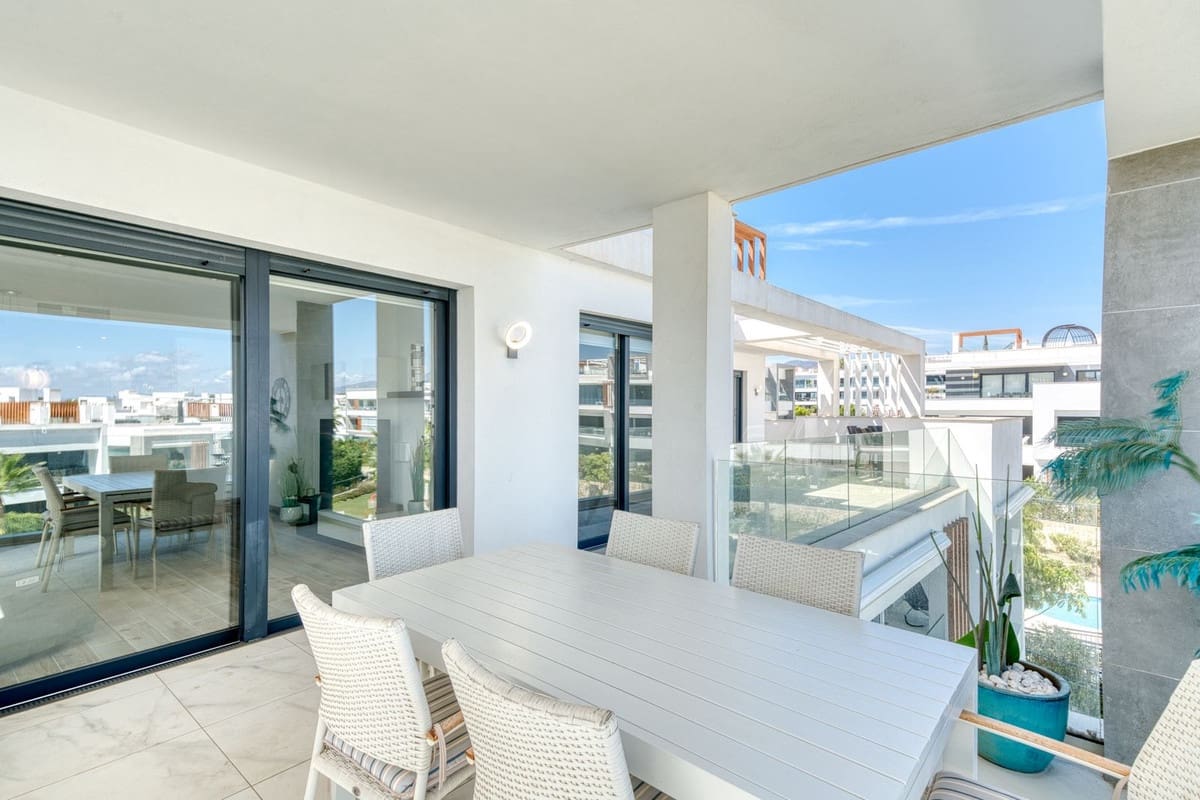 3 soveværelse Penthouse til leje i Estepona med swimmingpool garage - € 3.500 (Ref: 9227614)
