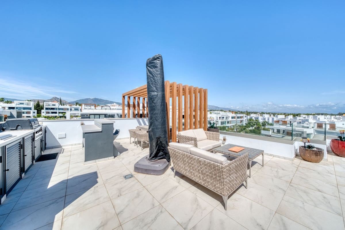 3 soveværelse Penthouse til leje i Estepona med swimmingpool garage - € 3.500 (Ref: 9227614)