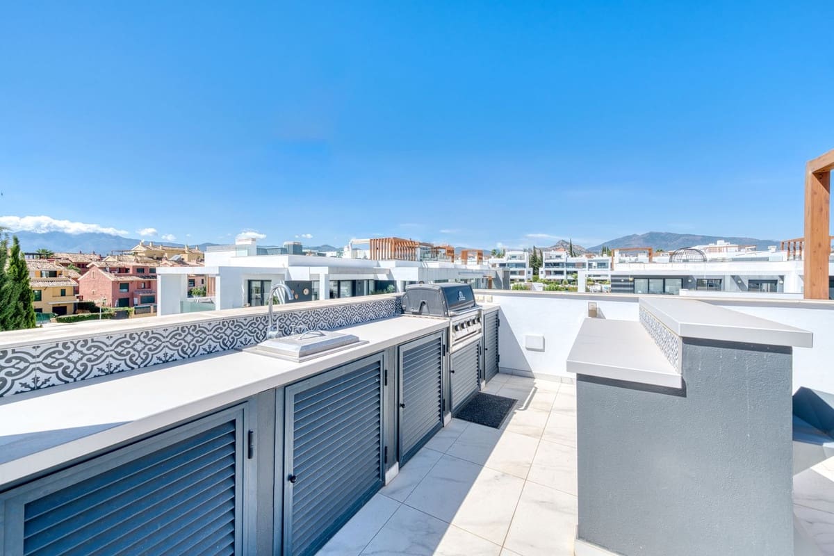 3 soveværelse Penthouse til leje i Estepona med swimmingpool garage - € 3.500 (Ref: 9227614)