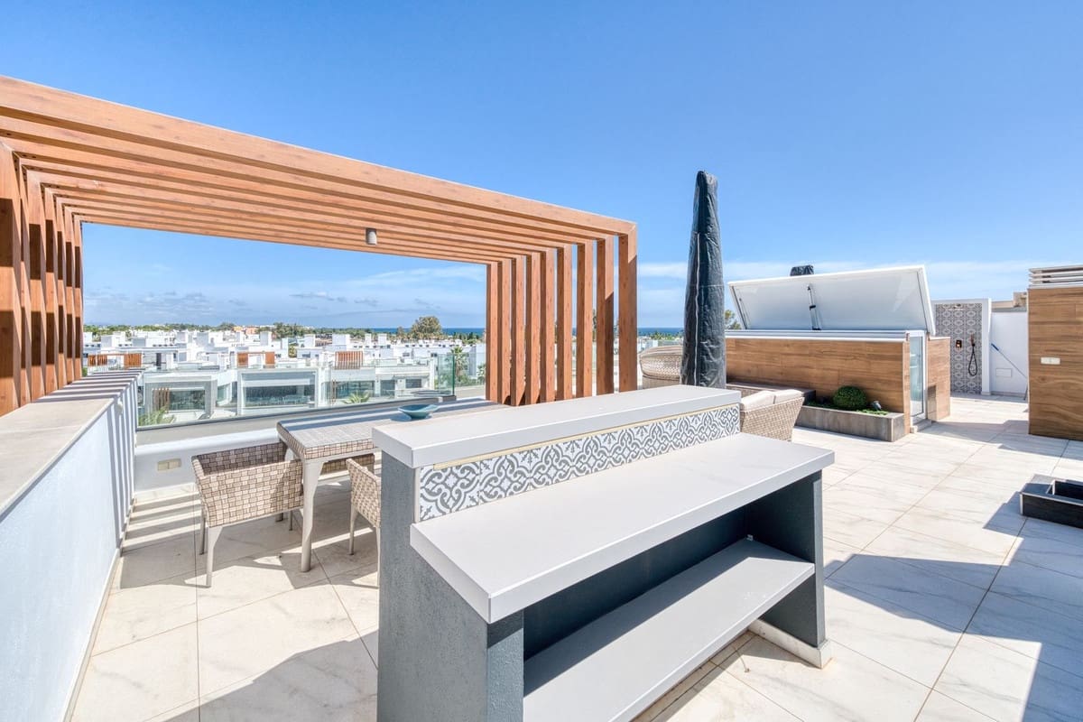 3 soveværelse Penthouse til leje i Estepona med swimmingpool garage - € 3.500 (Ref: 9227614)