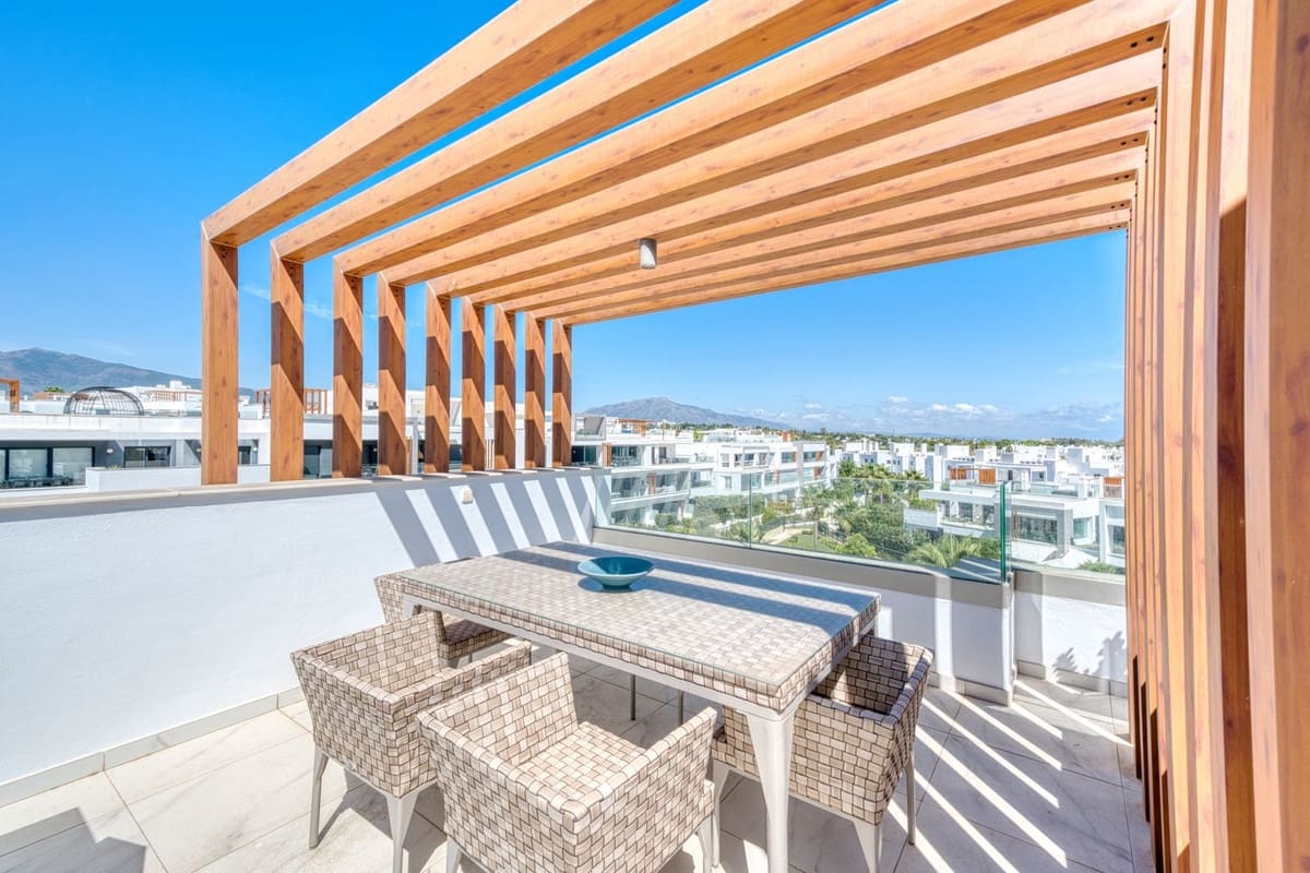 3 soveværelse Penthouse til leje i Estepona med swimmingpool garage - € 3.500 (Ref: 9227614)