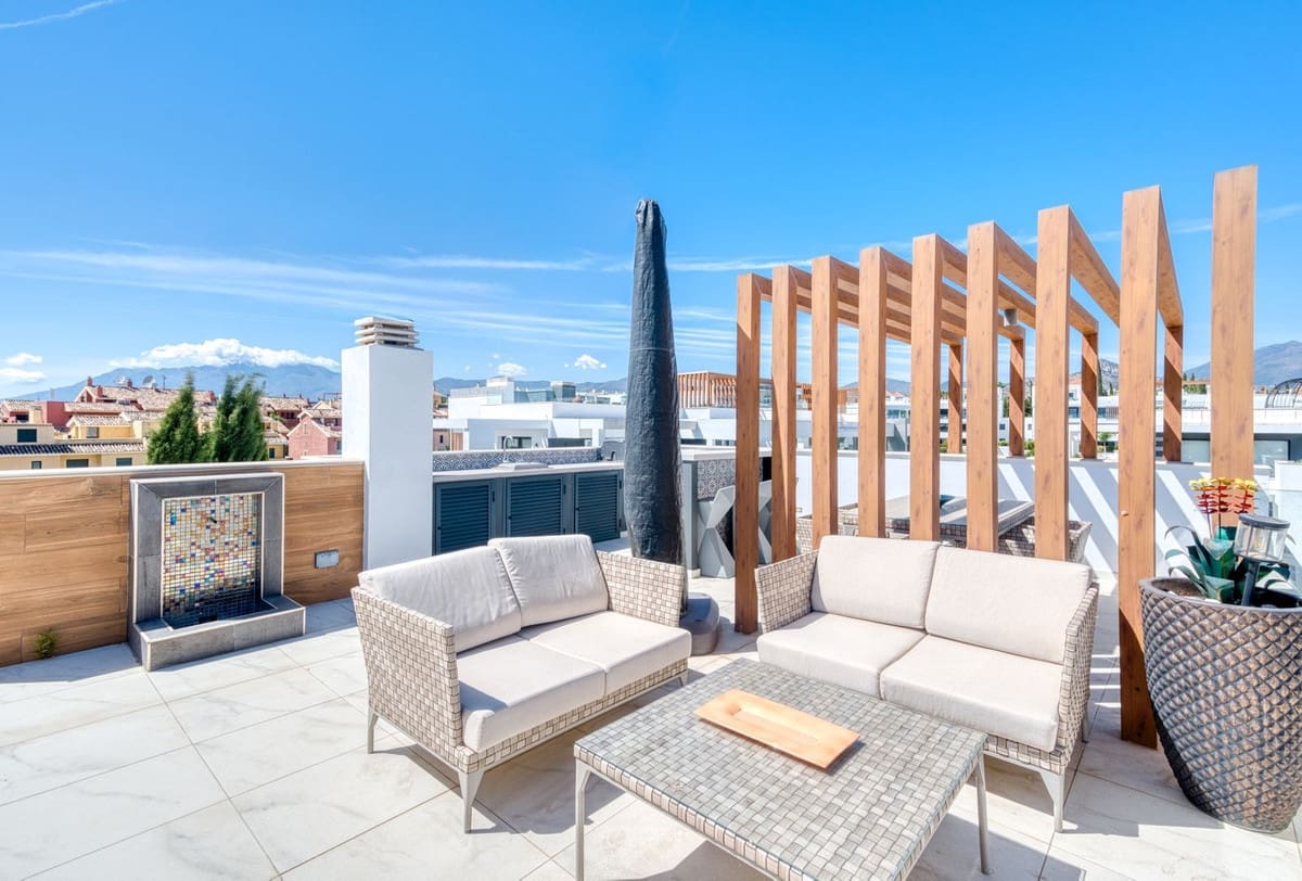 3 soveværelse Penthouse til leje i Estepona med swimmingpool garage - € 3.500 (Ref: 9227614)