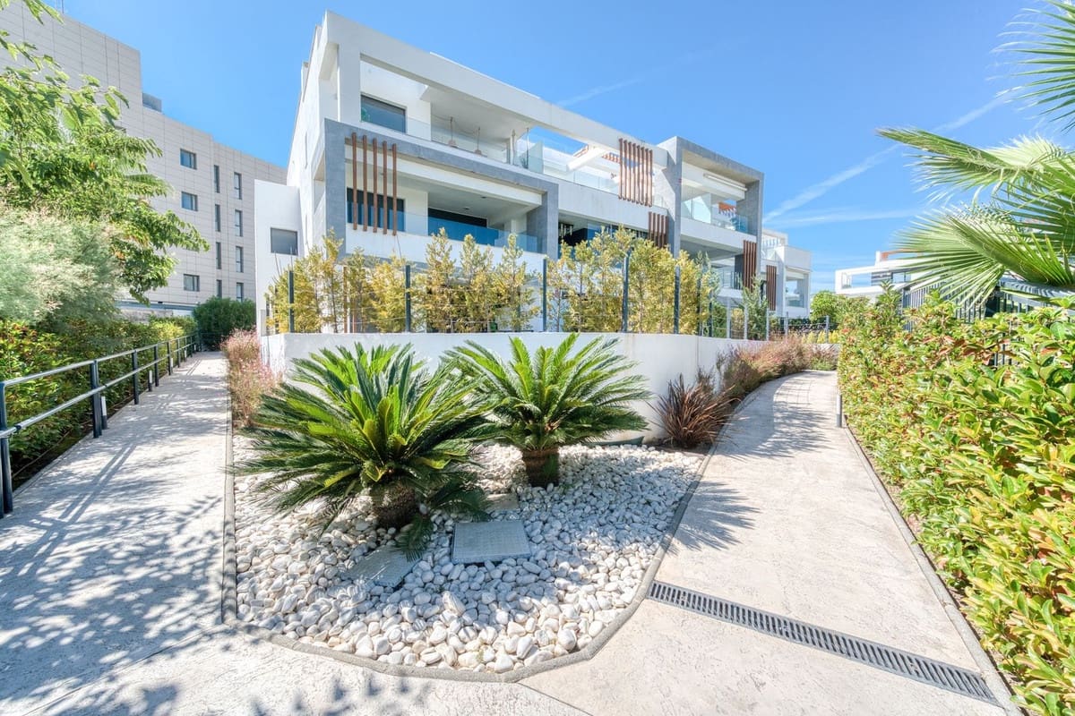 3 soveværelse Penthouse til leje i Estepona med swimmingpool garage - € 3.500 (Ref: 9227614)