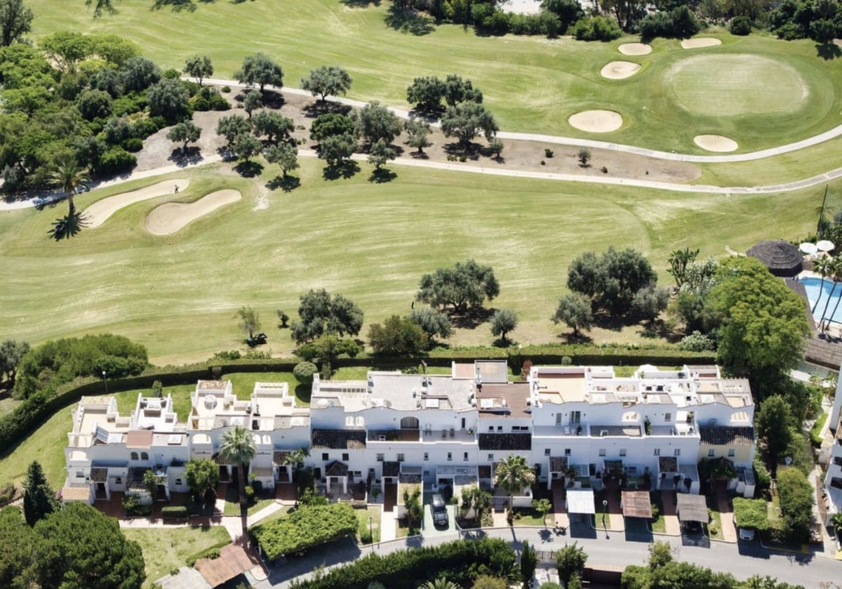 Casa de 4 habitaciones en La Quinta en venta con piscina garaje - 1.875.000 € (Ref: 9227762)