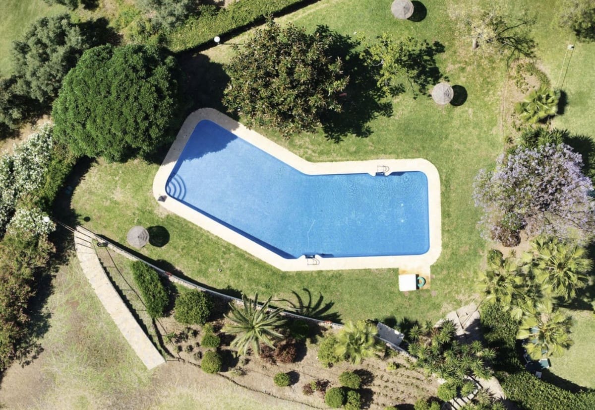 Casa de 4 habitaciones en La Quinta en venta con piscina garaje - 1.875.000 € (Ref: 9227762)