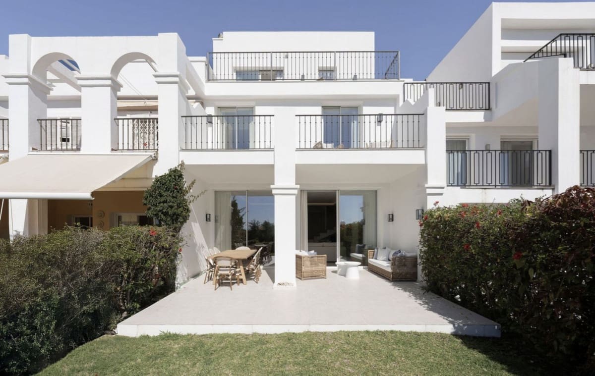 4 soveværelse Byhus til salg i La Quinta med swimmingpool garage - € 1.875.000 (Ref: 9227762)