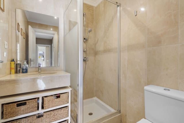 3 sypialnia Apartament na sprzedaż w Marbella z basenem garażem - 680 000 € (Ref: 9235462)