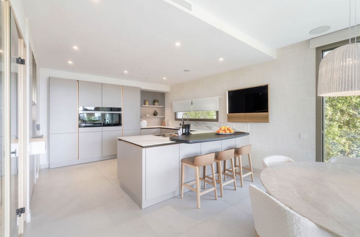 4 soveværelse Villa til salg i Nueva Andalucia med swimmingpool garage - € 4.495.000 (Ref: 9235765)