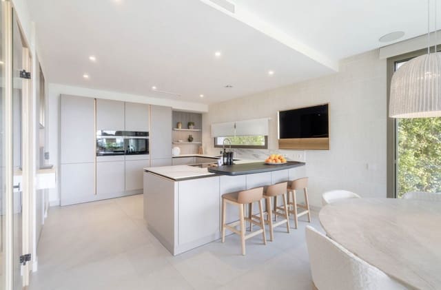 4 soveværelse Villa til salg i Nueva Andalucia, Marbella med swimmingpool garage - € 4.495.000 (Ref: 9235765)