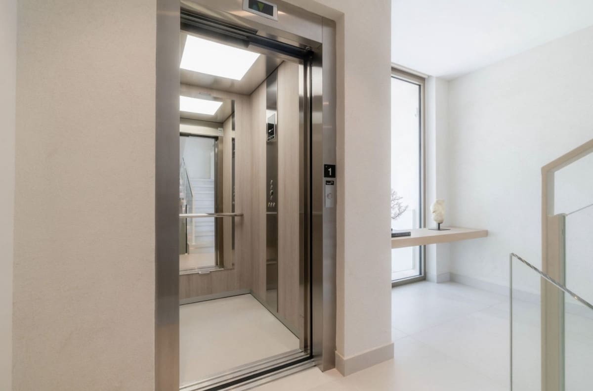 4 soveværelse Villa til salg i Nueva Andalucia med swimmingpool garage - € 4.495.000 (Ref: 9235765)