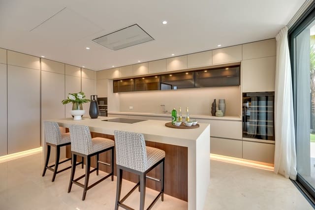 5 bedroom Villa for sale in Golden Mile, Marbella with pool garage - € 3,950,000 (Ref: 9243822)